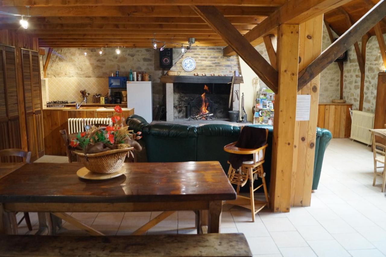 Gite De 15 Places En Chambre De 2, 4, 5 Personnes Saint-Exupéry-les-Roches Exterior foto