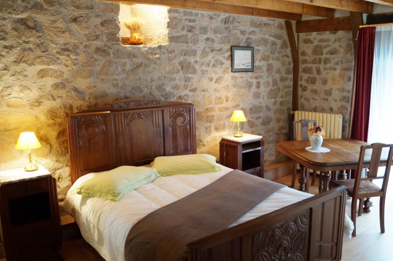 Gite De 15 Places En Chambre De 2, 4, 5 Personnes Saint-Exupéry-les-Roches Exterior foto